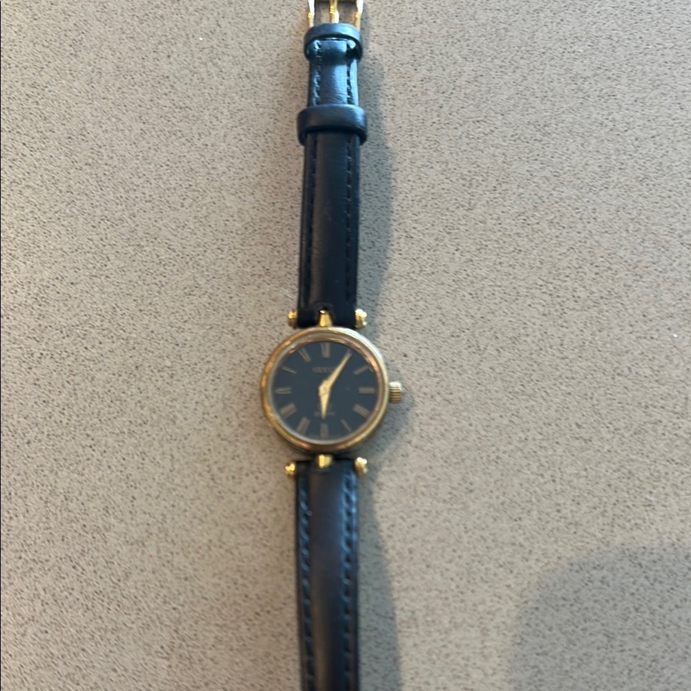 Elegant Gucci  Black and Gold Watch needs new battery